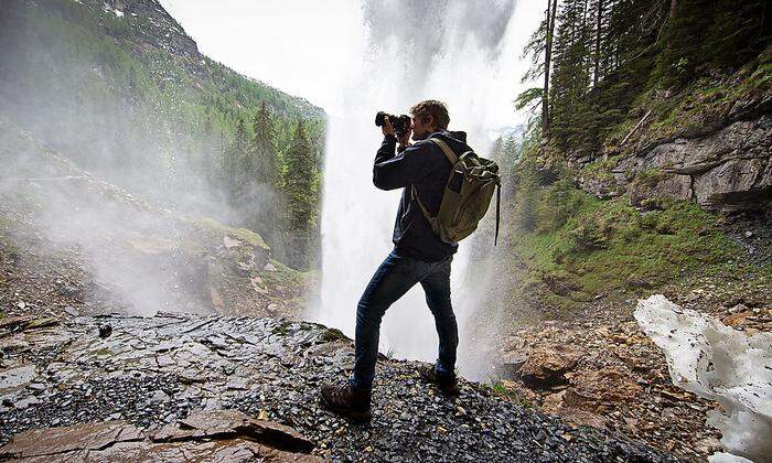 Beim Wasserfall angekommen, lassen sich spannende Fotos schießen