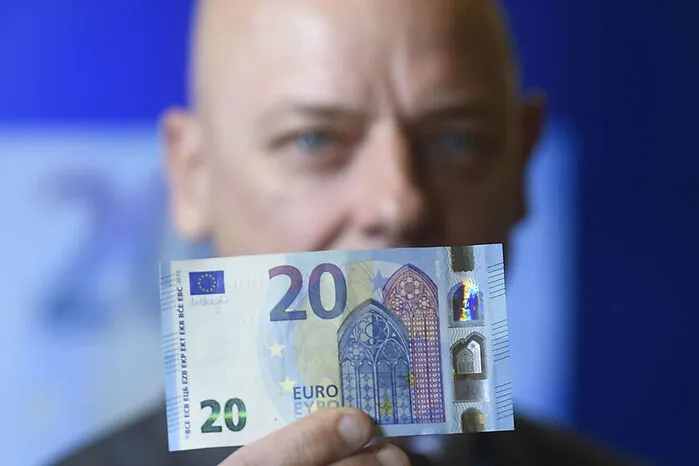 Mitte 2013 haben die Nationalbanken im Euro-Raum damit begonnen, die erste Euro-Serie schrittweise durch die neue Europa-Serie zu ersetzen. Derzeit umfasst der Euro-Raum 19 Länder.