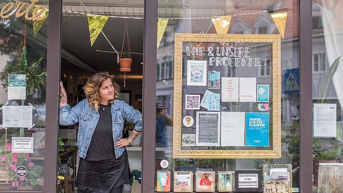 Maria Reiner von der Managerie lädt zum Kleiderflohmarkt am Lendplatz