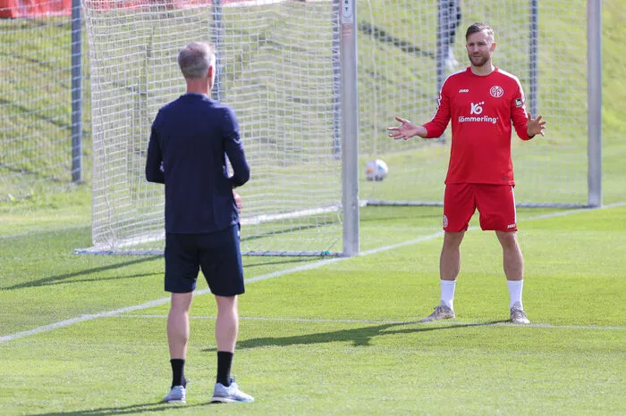 Der Mannschaftskapitän und Schweizer Nationalspieler Silvan Widmer arbeitet ...