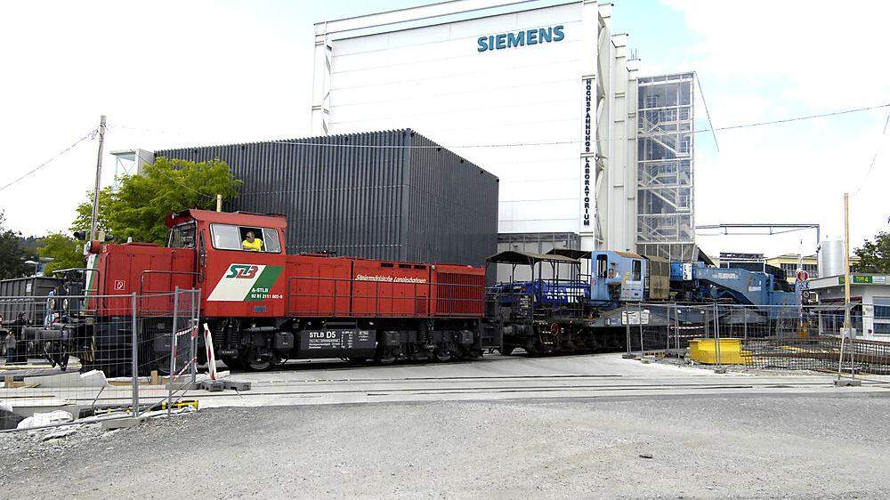 Um 12.13 Uhr verließ der erste Trafo auf den neuen Schienen das Siemens-Werk