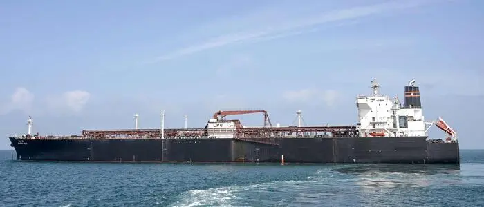 Das indische Schiff „Nanda Devi“ mit einer Ladung Flüssiggas in Gujarat | Das indische Schiff „Nanda Devi“ mit einer Ladung Flüssiggas (LPG) läuft am 17. März 2026 den Hafen von Vadinar im Bezirk Jamnagar im Bundesstaat Gujarat an, nachdem der Iran ihm die Durchfahrt durch die Straße von Hormus gestattet hatte