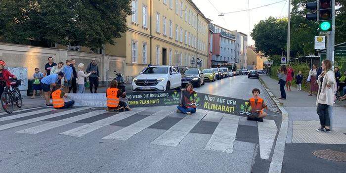 Klimakleber blockieren Petersgasse in Graz 