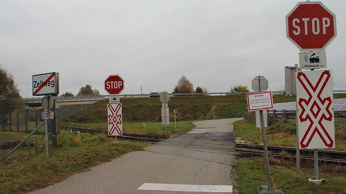Seit gestern endet hier der Rattenbergerweg in Zeltweg. Die Bahnkreuzung wurde aufgelassen