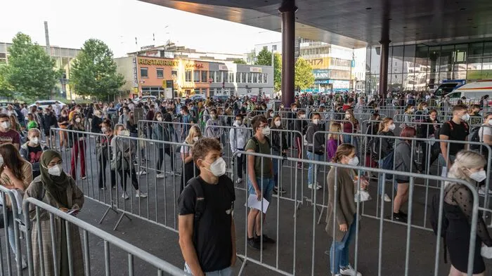 Lange Schlangen bildeten sich vor den 15 Eingängen zur Messe