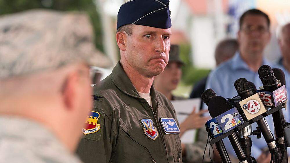 Air-Force-Commander Stephen Jost bei einer Pressekonferenz