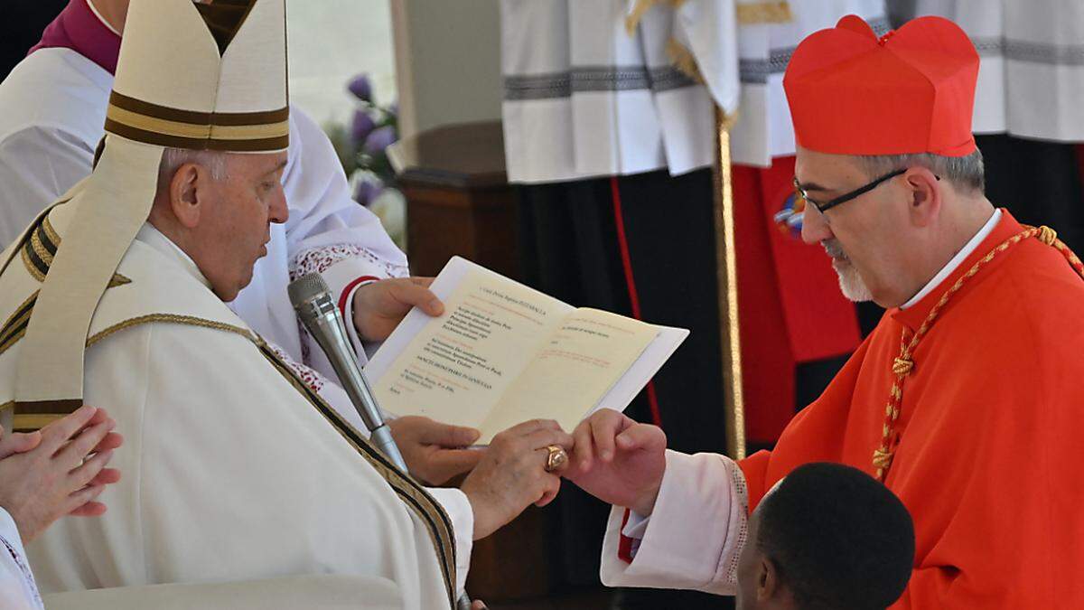  Der Papst überreichte den neuen Kardinälen ihr Ernennungsdekret und das rote Birett als Kopfbedeckung.