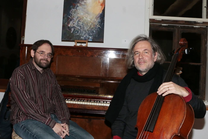 Dass Stephan Hafner nicht nur ein hervorragender Maler, sondern auch ein exzellenter Musiker ist, bewies er am Eröffnungsabend, als er gemeinsam mit dem Cellisten Joachim Keller (am Foto rechts) am Klavier für den musikalischen Rahmen sorgte.
