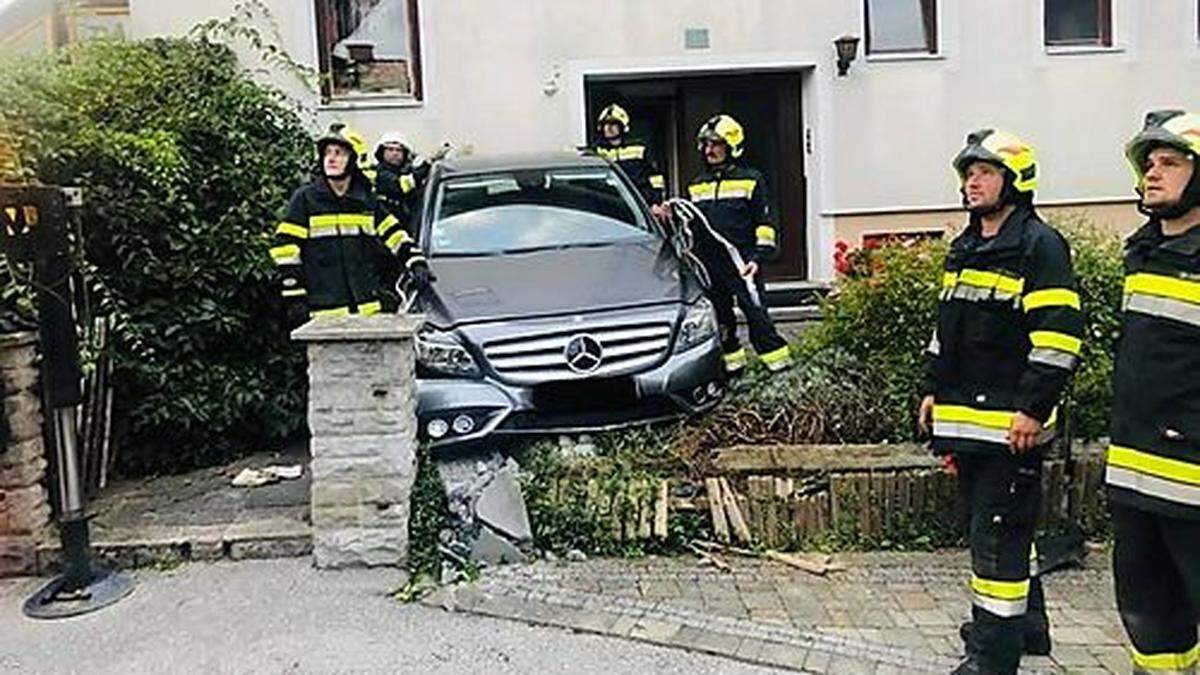 Das Auto wurde aus dem Vorgarten geborgen