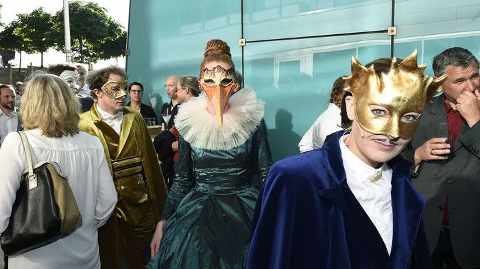 Das Ensemble Porcia von Intendantin Angelica Ladurner begeisterte mit Goldonis „Diener zweier Herren“ am Sonntag in Wien: Landeshauptmann Peter Kaiser lud zu einem kulturellen und kulinarischen Netzwerktreffen im Strabag-Haus.
