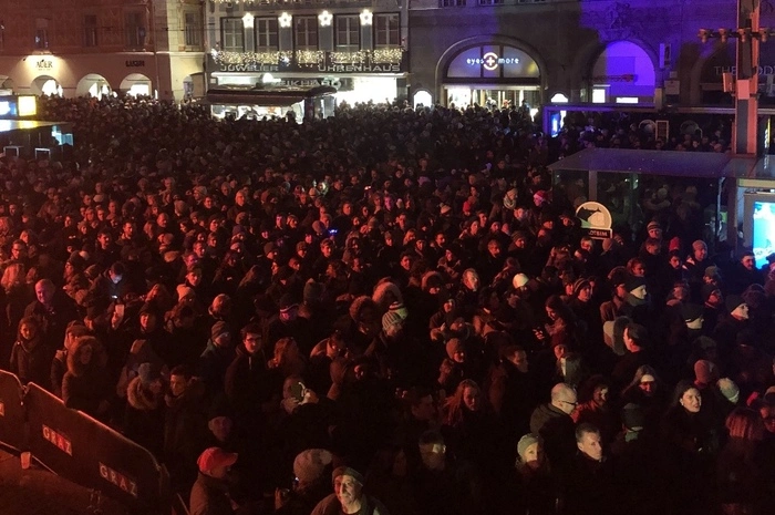 Der überfüllte Hauptplatz sorgte teilweise für Netzausfälle während der Show.