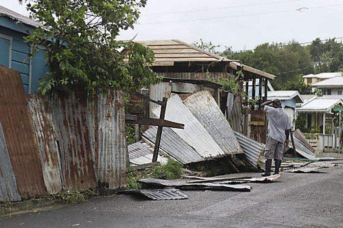 Ein Mann steht fassungslos vor den Trümmern seines Hauses, nachdem der Hurrikan über Barbuda, Antigua und St. John´s hinweggefegt ist.