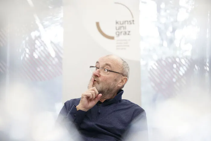 Collins, seit einem komplizierten Knochenbruch gehbehindert, kam mit Stock auf die Bühne des Theaters im Palais der KUG und erntete sofort tosenden Applaus.