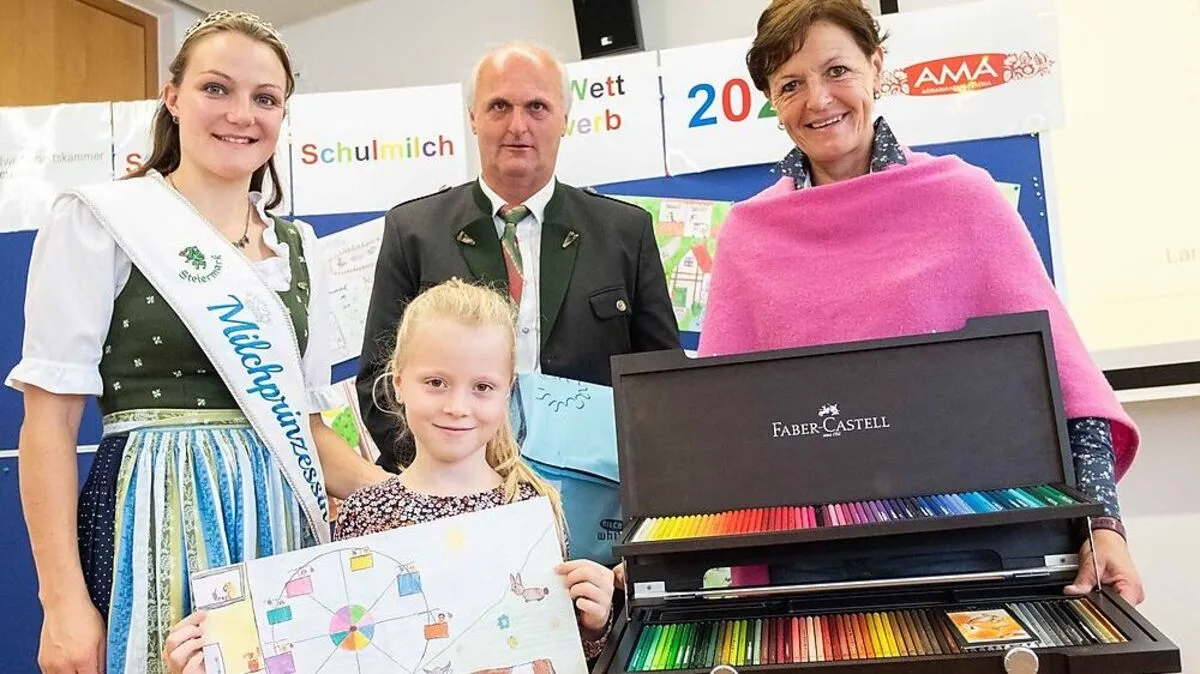 Glückliche Siegerin Lara Stropnik mit ihren Gratulanten: Vizepräsidentin Maria Pein (r.) übergibt einen Riesen-Malkoffer. Schulmilch-Obmann Hermann Madl und Milchprinzessin Sophia Spath (l.) freuen sich mit 