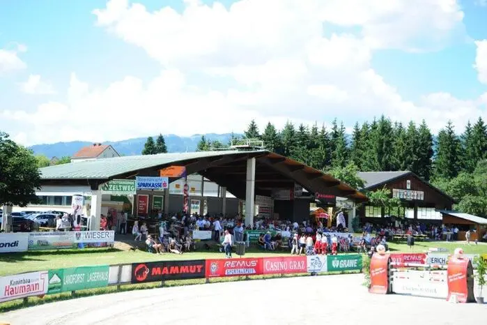 Köfler und der Zweitplatzierte, Anton Martin Bauer, starten für das Team von Alpenspan, das seinen Sitz im HIZ-Zentrum Zeltweg hat.