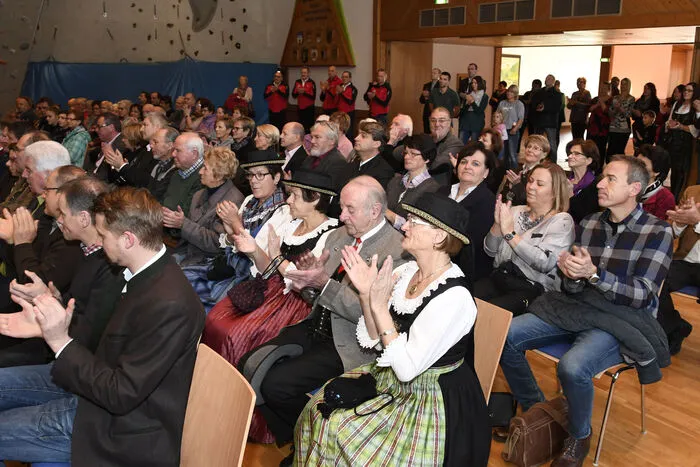 Viele Mallnitzer und Gäste aus ganz Oberkärnten ließen es sich am Samstag vormittag nicht nehmen, nach den Eröffnungsfeierlichkeiten im Tauernsaal, selbst einen Blick in die neue Sauna zu werfen.