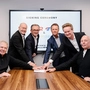 Vertragsunterzeichnung: Dan Shelander (Windak USA), Siegfried Altmann (Rosendahl Nextrom CEO), Johann Jäkel (Rosendahl Nextrom, Business Unit Director), Staffan Edström (früherer Windak CEO), Georg Knill (Rosendahl Nextrom, Eigentümer), Jan Naslund (Windak, Senior Engineer)