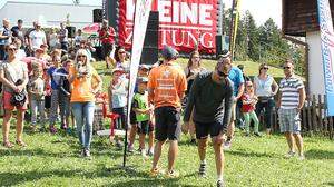„Schlag das Ass“: Armin Assinger unterlag auf der Moosalm den Kinder beim Fliegerwettbewerb 