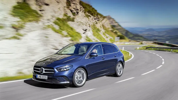 Bei der neuen Auflage der B-Klasse möchte Mercedes die Betonung von Sports Tourer auf das erste Wort legen, wobei dem Minivan nichts an Nutzen und Komfort abhanden gekommen ist. Ein langer Radstand (2.729 mm) mit kurzen Überhängen, die leicht abgesenkte Dachlinie und die mit 16 bis 19 Zoll eine Nummer größeren Räder peppen die Proportionen auf, während das Gschau gleich frech wie bei der A-Klasse dreinschaut. Nur dass er Fahrer 90 Millimeter höher sitzt und eine bessere Rundumsicht hat.