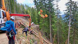 Die Bergrettung Mautern sowie Leoben und Umgebung bargen den Schwerverletzten aus dem steilen, felsigen Gelände 