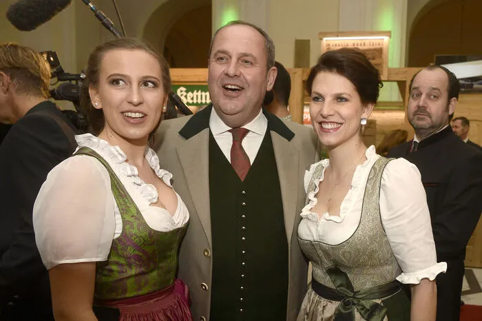 Landesjägermeister Josef Pröll mit Tochter Isabella und Staatssekretärin Karoline Edtstadler 