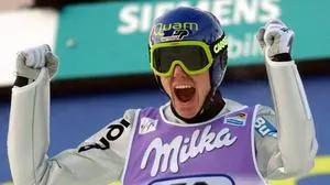 Sven Hannawald | Der Skispringer Sven Hannawald jubelt am Freitag (04.01.2002) in Innsbruck über seinen Schanzenrekord an der Bergisel-Schanze. Der Deutsche sprang im Wertungsspringen auf 134,5 Meter. dpa