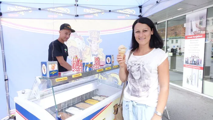 Gratis Eis konnten sich die Voitsberger heute im Rahmen der „Spür den Sommer“-Aktion der Kleinen Zeitung am Hauptplatz vor den Stadtwerken abholen.