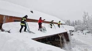 Die Feuerwehr Zell-Freibach befreit die Dächer von den Schneemassen