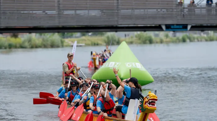 Jede Menge los war schon am ersten Tag bei den Riverdays 2023 auf der Mur in Graz - unter anderem bei der Lions Charity Drachenbootregatta ...