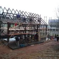 Bei der Errichtung neuer Infrastruktur für die künftige Landwirtschaft halfen auch obdachlose Menschen mit
