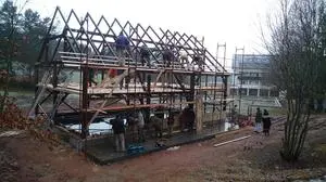 Bei der Errichtung neuer Infrastruktur für die künftige Landwirtschaft halfen auch obdachlose Menschen mit