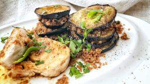 Ein schnellzubereitetes Gericht: Couscous-Salat mit geschmorter Melanzani und Truthahnsteaks
