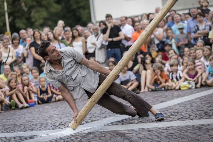 ... ein sinnliches Erlebnis ist die Arbeit von Joan Catala und seinem Baumstamm ...