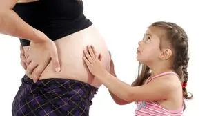 Bildnummer: 52417340  Datum: 24.08.2005  Copyright: imago/McPHOTO  Mädchen berührt den Bauch ihrer schwangeren Mutter McPBLWS, Personen , Highlight; 2005, model-released, indoor, Symbolfoto, Studioaufnahme, Frau, Frauen, Kind, Kinder, schwanger, Schwangerschaft, Mutter, Mütter, Tochter, Töchter, Bauch, Schwangerschaftsbauch, Babybauch, Kleinkind, Kleinkinder, berühren, Berührung, anfassen, Familie, Familien; , quer, Kbdig, Gruppenbild, close, Seitenansicht, Perspektive,  ,