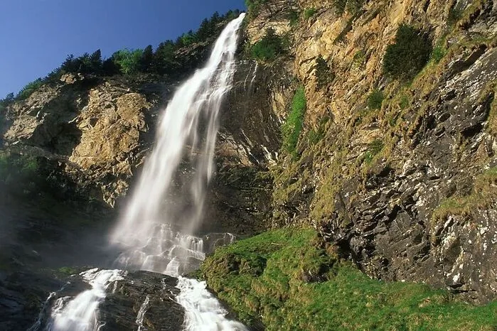 Mit 220 Metern ist der Fallbach-Wasserfall im Maltatal der höchste in Kärnten. Schwindelfreie kraxeln gleich daneben die Felswand hinauf. 