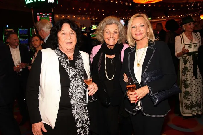 Milliardärin Ingrid Flick mit Inge Unzeitig und Julischka Politzky (von rechts).