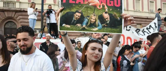 Albaniens mächtiger Premier Edi Rama (rechts am Plakat) gerät wegen eines geplanten Luxusresorts von Trump-Schwiegersohn Jared Kushner unter Druck