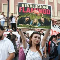 Albaniens mächtiger Premier Edi Rama (rechts am Plakat) gerät wegen eines geplanten Luxusresorts von Trump-Schwiegersohn Jared Kushner unter Druck