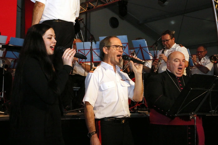 Als gesangliche Live-Solisten auf der Bühne brillierten Willibald Süß, Lena Promitzer und Kanonikus Pfarrer Franz Brei mit dem Friedenslied „Friede für uns alle“, im Anschluss nach dem Lied erteilte der Stadtpfarrer den Martini-Segen. Auch der Musikverein Unterlamm und die „Böhmische der Stadtkapelle Jennersdorf“ unter der Leitung von Dominik Pint stellten sich als Gratulanten ein, gilt es doch das 45-jährige Bestandsjubiläum des heimischen Kulturträgers in diesem Jahr groß zu feiern.