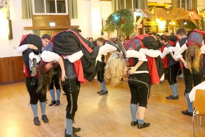 Für den Auftanz sorgten die LJ-Gruppen Brückl (Foto) und Straßburg, für die schwungvolle Mitternachtseinlage zeichnete die LJ Gräbern/Prebl verantwortlich. Als DJ „Rokko“ überzeugte der Ebersteiner Vizebürgermeister Robert Lassernig. 