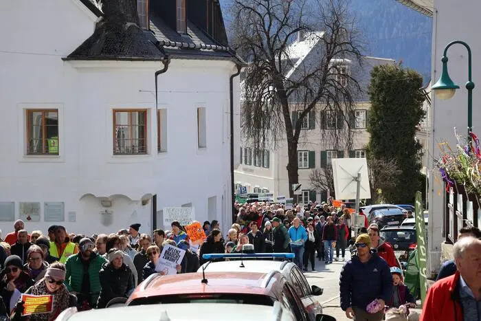 Eine Menschenmasse zog am späten Vormittag durch Aflenz