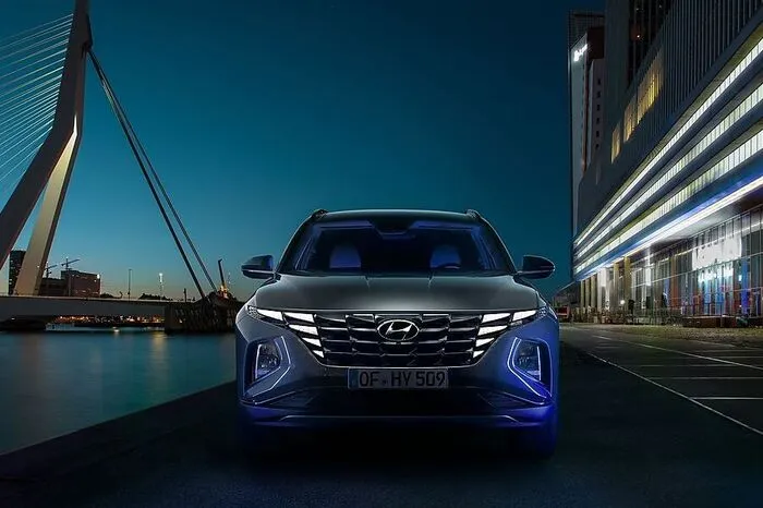 Neben dem Platzangebot im Innenraum nimmt dabei auch das Kofferraumvolumen zu: Je nach Antriebsstrang bietet das SUV bis zu 620 Liter Kofferraumvolumen bei aufgestellter Rücksitzbank und bis zu 1799 Litern bei umgeklappter Rücksitzbank.