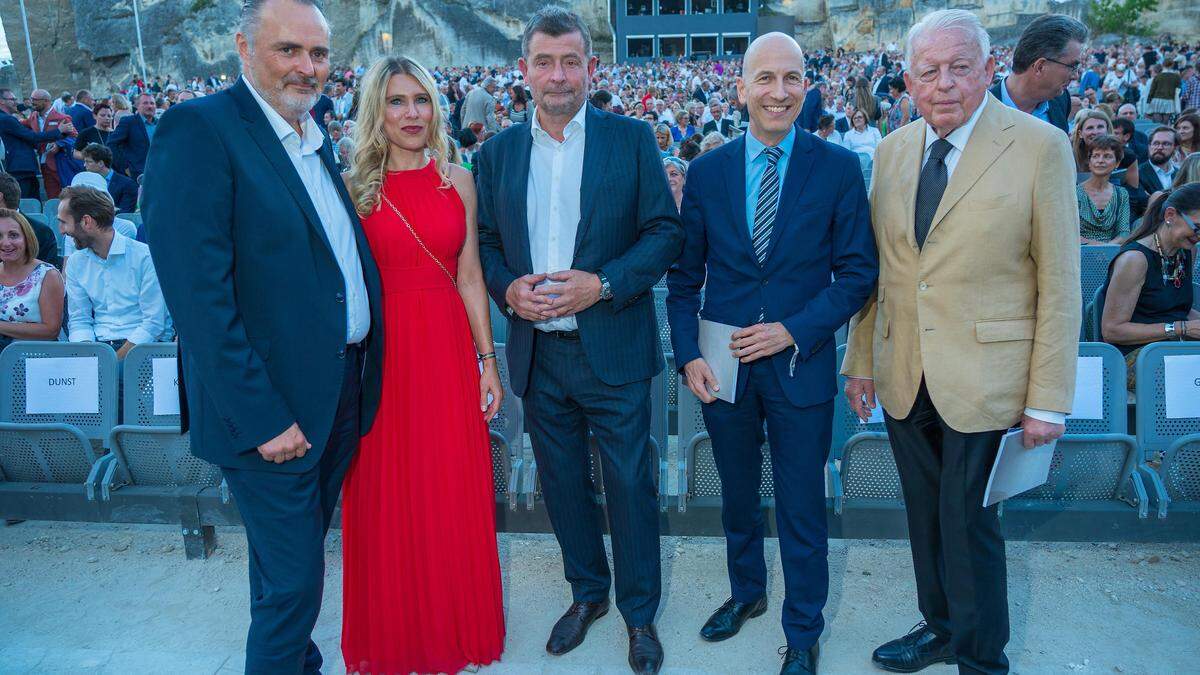 Landeshauptmann Doskozil mit Partnerin, Stefan Ottrubay,  Martin Kocher und Franz Vranitzky vor der Nabucco-Premiere