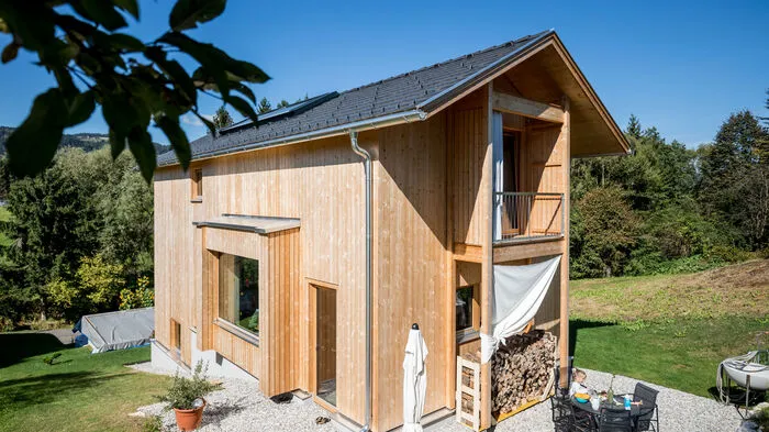 Das Grundstück ist nur 15 Meter breit, dafür 50 Meter lang und es ist noch dazu ein Hanggrundstück. „Das würde die meisten wohl abschrecken, bei uns war es aber eine sehr bewusste Entscheidung“, betonen beide. „Wir wollten zeigen, dass man auch mit einer sogenannten Restparzelle noch etwas machen kann“, erklärt das Architektenpaar Yvonne und Michael Lammer.