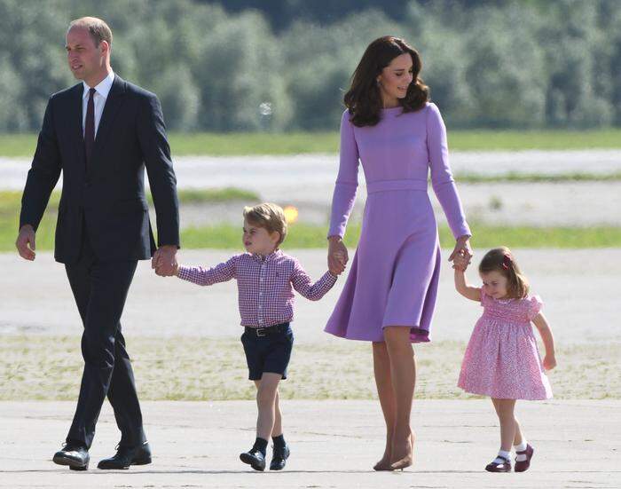 Prinz William und Herzogin Kate mit Nachwuchs am Flughafen