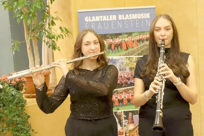 Übrigens: Als Solistinnen brillierten Sandra (Querflöte) und Anika Wigoschnig (Klarinette). 