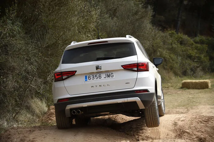 Angeboten wird der Ateca zunächst in drei Ausstattungslinien: Reference, Style und Xcellence. Die Basisausführung Reference bietet Features wie Klimaanlage, das Media-System Touch mit 12,7-cm-Bildschirm oder die elektronische Parkbremse und Sicherheitssysteme wie sieben Airbags, Müdigkeitserkennung, Reifendruckanzeige sowie Front Assist.