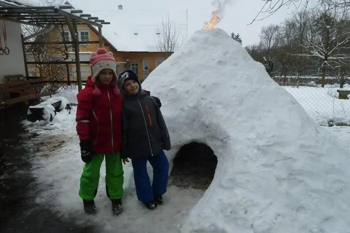 Clara und Caver Pein mit ihrem rauchenden Schneeiglu aus Haselbach. Gebaut mit Oma und Opa