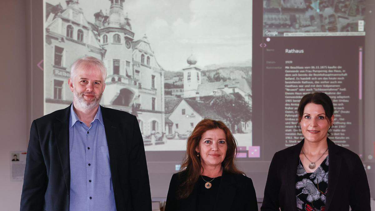 Verantwortlich ist Katharina Ernecker, die Leiterin des Stadtarchivs (rechts). Im Bild mit Bürgermeisterin Andrea Heinrich und Stadtamtsdirektor Peter Neuhold