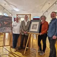 Daniela Gaich, Claus Deutsch (beide ÖVG), Historiker Ernst Lasnik, Künstlerin Renate Brandstätter und Rupert Oswald (ÖVG, von links) mit Werken von Arnulf Rainer und Alfred Kubin